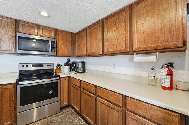 Building Photo - Central Phoenix Gem! Private Patio, Gated, Pool + Underground Parking