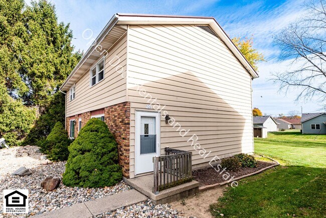 Building Photo - 922-924-926-928 East Avenue