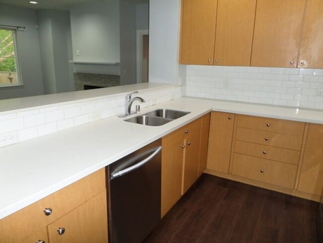 Building Photo - Super Nice 2-Bedroom Townhouse w/Attached ...