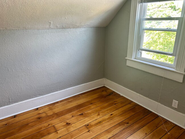 Building Photo - Section 8 Approved! - Great 3 Bedroom - 1 ...