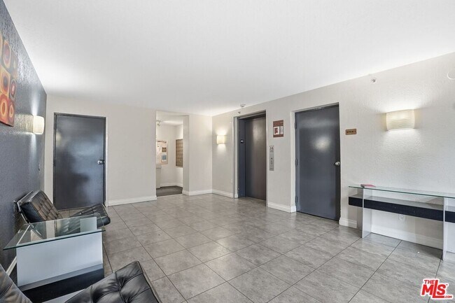 Building Photo - 5530 Owensmouth Ave