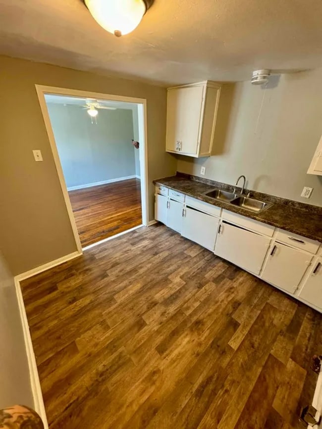 Building Photo - 4265 Woodlawn Ave