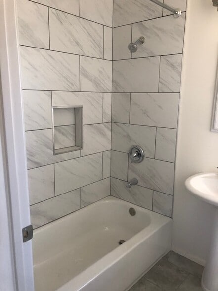 Shower / tub - 610 S Main St