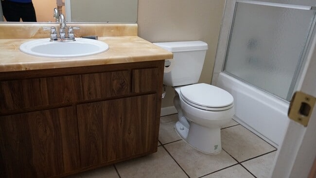 Building Photo - Charming 2 bed, 2.5 ba, 1250 sq. ft. duple...