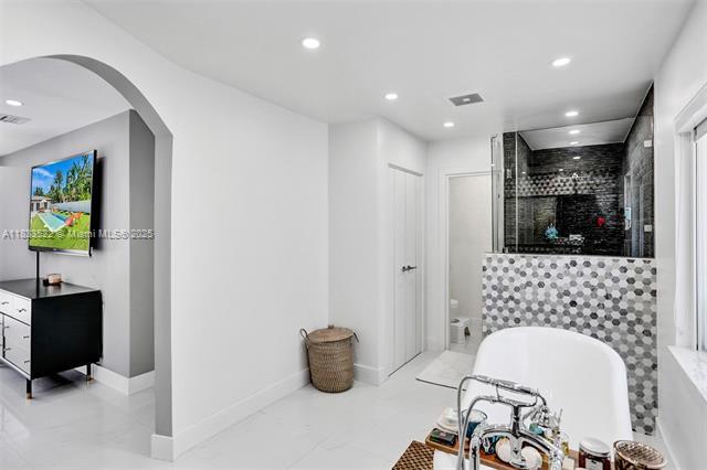 Building Photo - 806 NE 92nd St