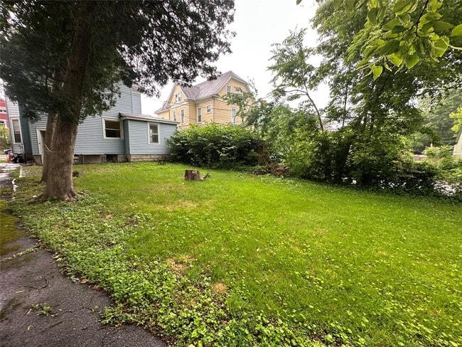 Building Photo - 19 Edwards St