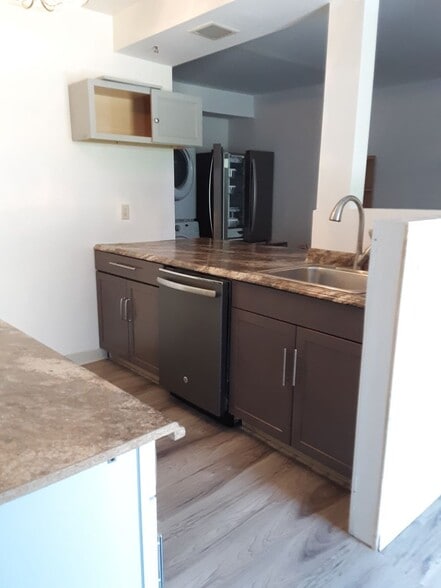 Apt 2 - dishwasher - 523 E State St