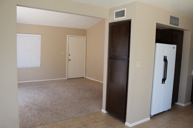 Building Photo - South Scottsdale Home with garage and priv...