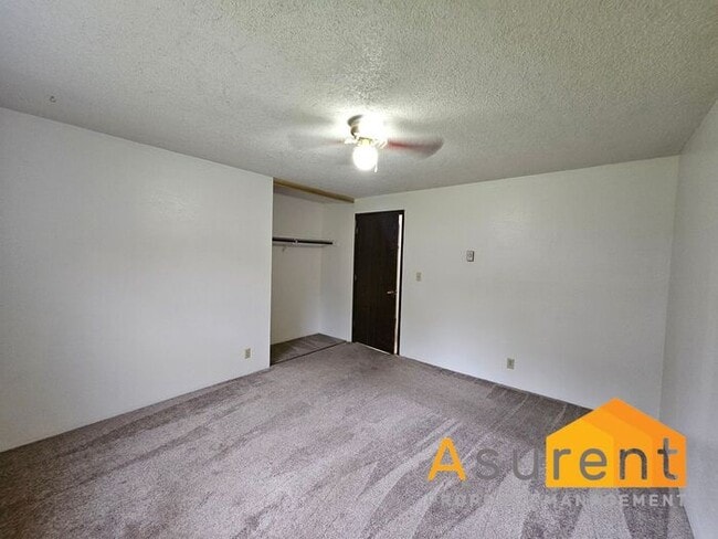 Building Photo - MOVE IN SPECIAL: $500 OFF on First Full Months Rent! Charming 4-Plex 2 Bedroom 1 Bathroom Unit Av...