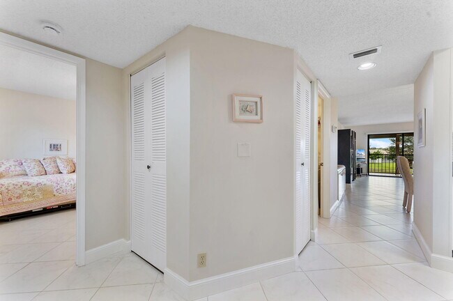 Building Photo - 7260 Kinghurst Dr
