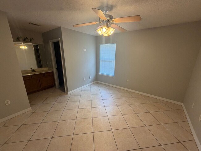 Building Photo - Duplex in the Heart of Niceville