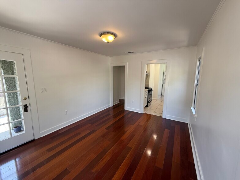 Living Room - 413 Robinson St