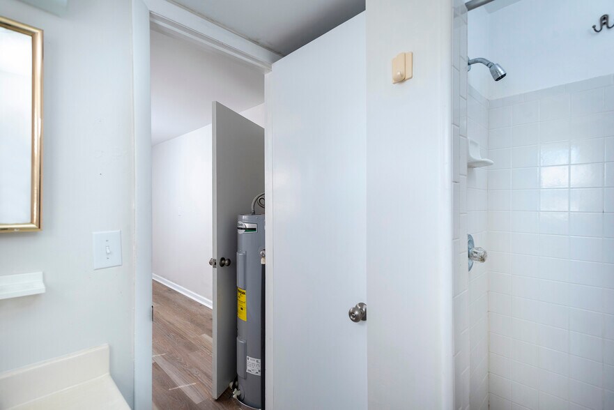 Ground Level full bath - 5760 Saundersville Rd