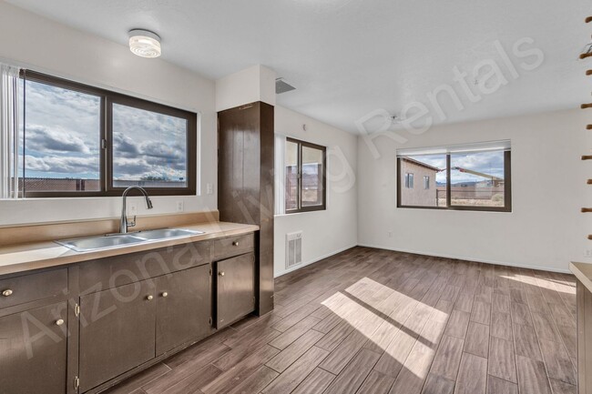 Building Photo - PET FRIENDLY CENTRALLY LOCATED ON ONE ACRE