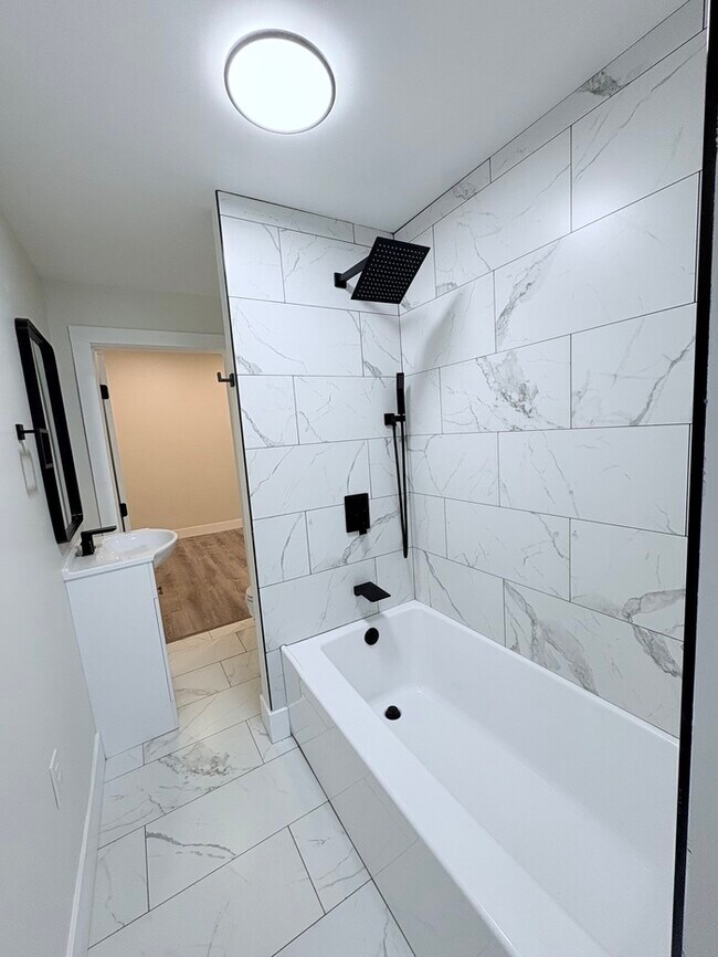 Building Photo - Charming 2 beds 1 baths in Columbus! Newly Renovated