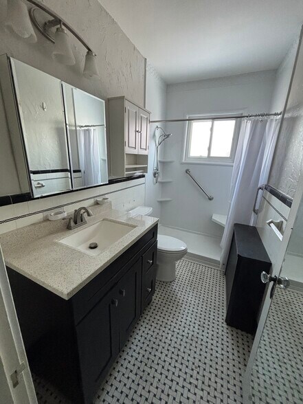 Building Photo - 211 Woodlawn Ave