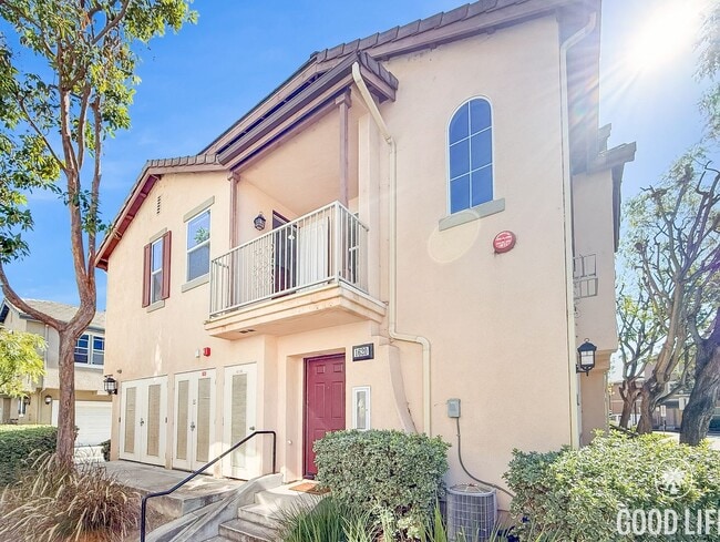 Building Photo - Stylish Eastlake Townhome with Pool Access...