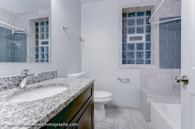 Building Photo - Gorgeous 3 Bed 2 Bath in the Edgewater area