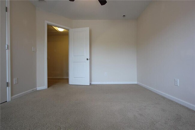 Building Photo - 2132 Greencrest Cir