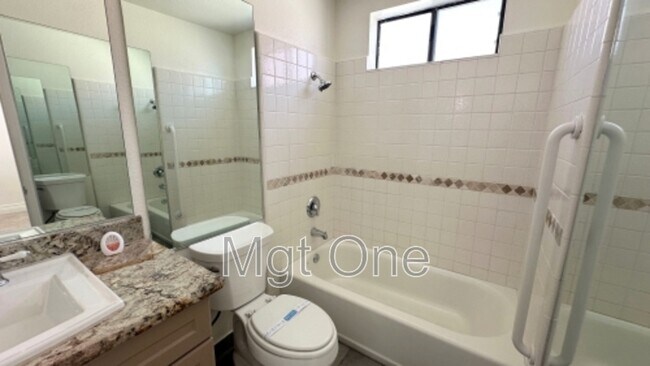 Building Photo - 819 W 15th St