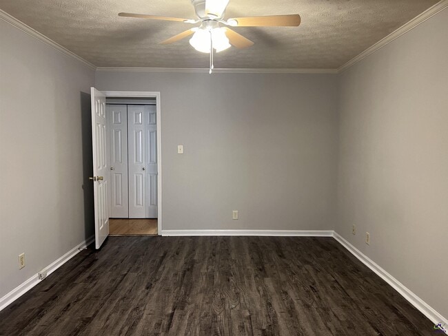 Building Photo - 122 N Springs Ct