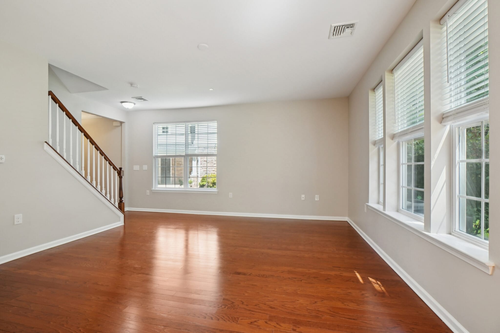 Living Room - 401 Waterview Ct