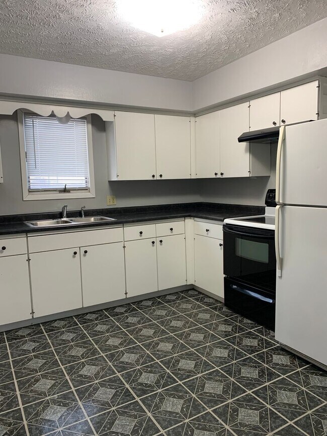 Building Photo - 3 Bedroom, 1 bath recently remodeled beautiful home in Woodland Park!