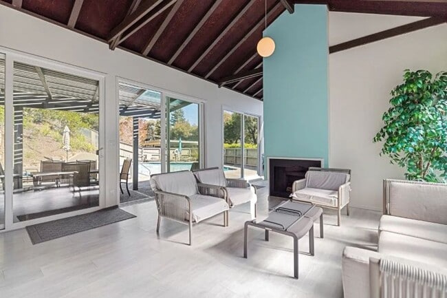 Building Photo - Nicely Updated and Pet Friendly Sausalito ...