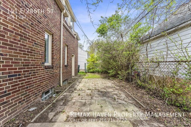 Building Photo - 141 E 206th St