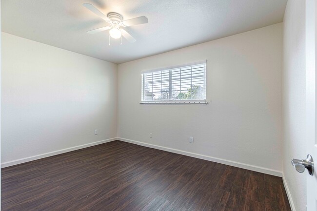 Building Photo - Spacious 2 bedroom / 1 bath renovated home...