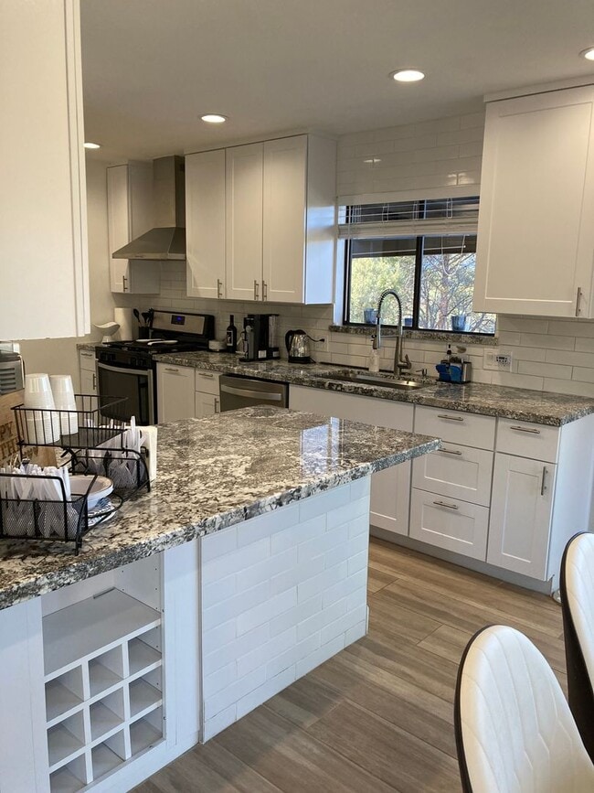 Building Photo - Gorgeous, modern, remodeled, furnished ren...