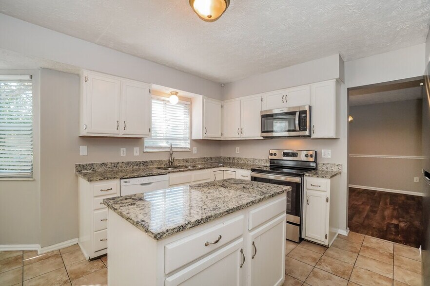 Building Photo - 593 Bridgewater Ct
