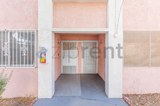 Building Photo - 2236 E Desert Inn Rd