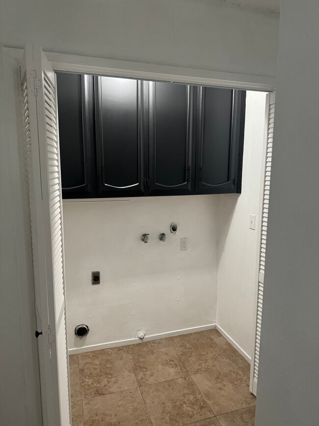 Building Photo - 1830 E Laura Ave