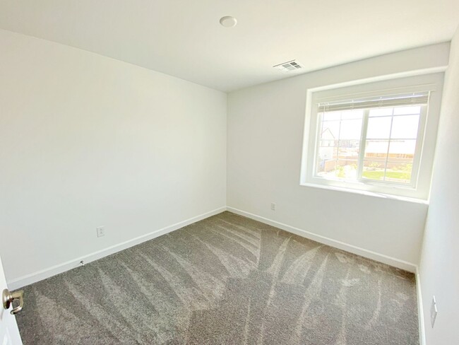 Building Photo - 3 Bedroom 2.5 bath home in Townhome in Cad...