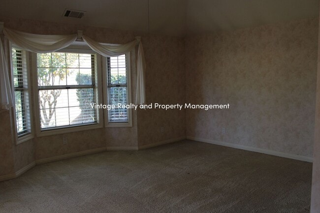 Building Photo - Top Of The Line Big 2/3 Bedroom Single Story Home Ready to Go!!!