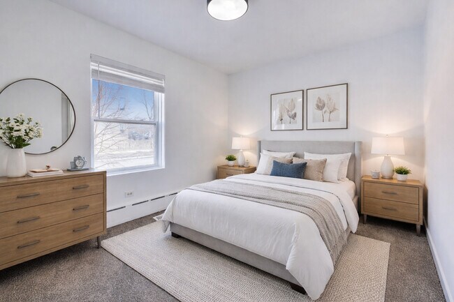 Building Photo - 3047 W Berteau Ave