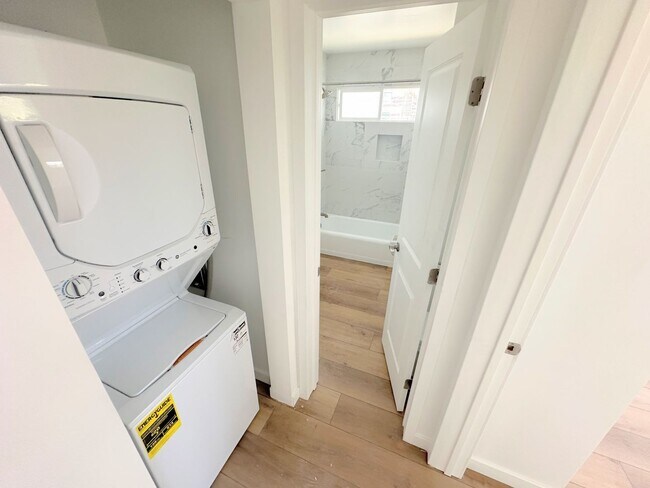 Building Photo - Gorgeous 2bd/1ba with washer/dryer and parking!