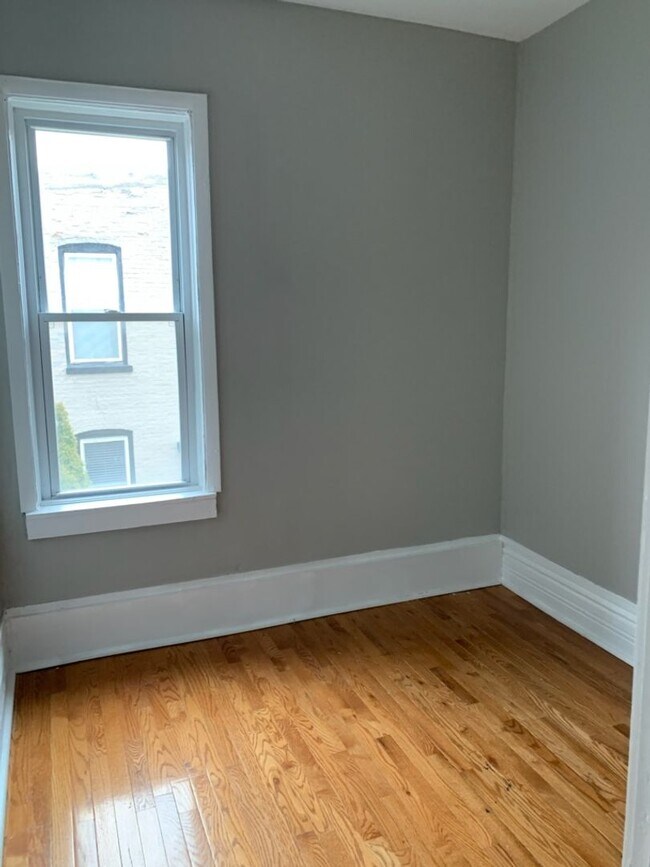 Building Photo - 1512 N Maplewood Ave