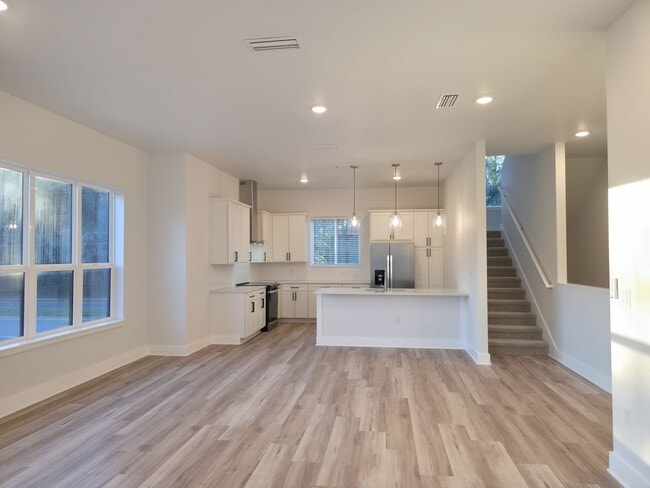 Building Photo - FOR RENT 3 bed, 3.5 bath, 3 level brand new condo