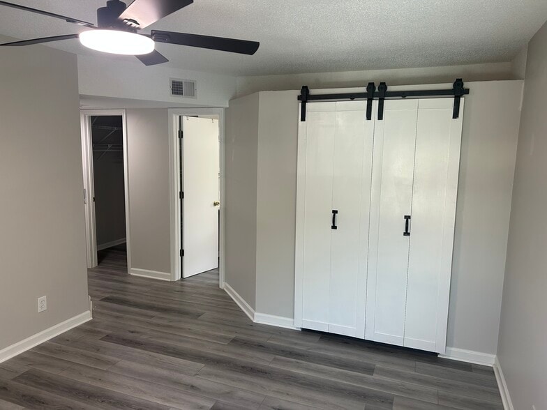 Building Photo - 8960 Duckview Dr