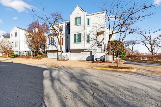 Building Photo - 28 Columbus Square Dr