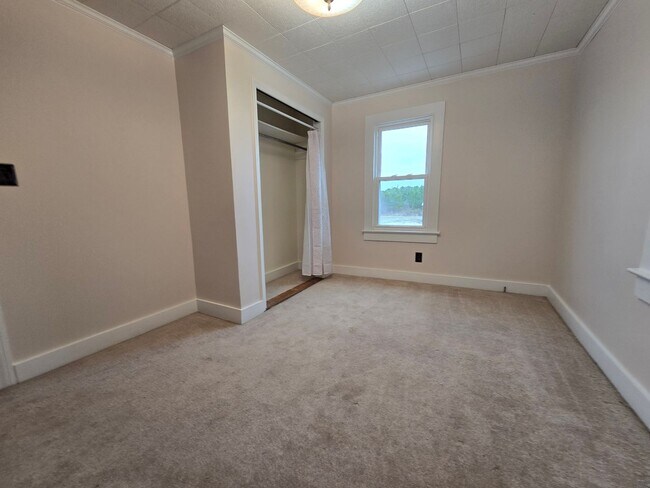 Building Photo - 486 Folly Rd