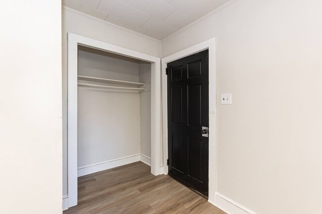 Building Photo - Renovated Two bedroom Home!