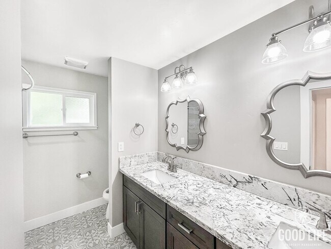Building Photo - Stunning 4BD/2.5 BA W/ Large Backyard and ...