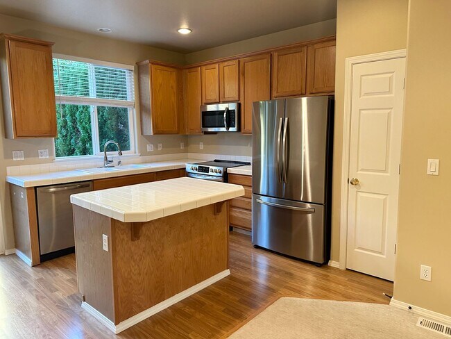 Building Photo - Beautiful 3 Bedroom Townhouse in West Linn!
