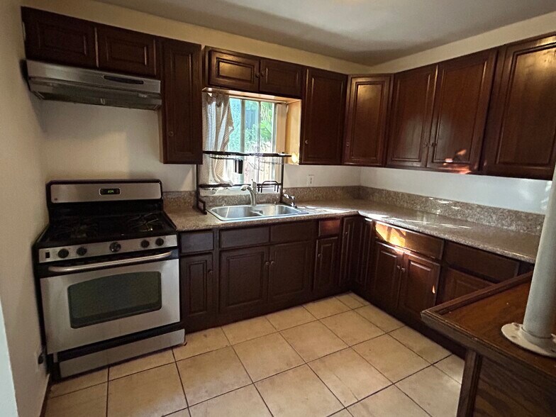 Building Photo - 2210 Aaron St