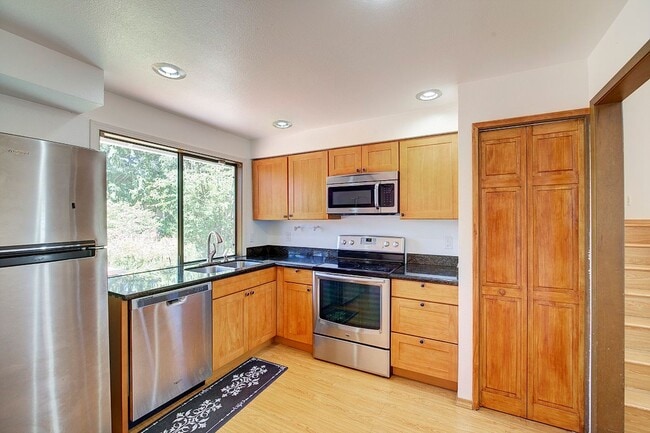 Building Photo - 4Bd/2.25Ba Redmond House