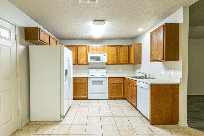 Building Photo - 3 Bedroom Duplex