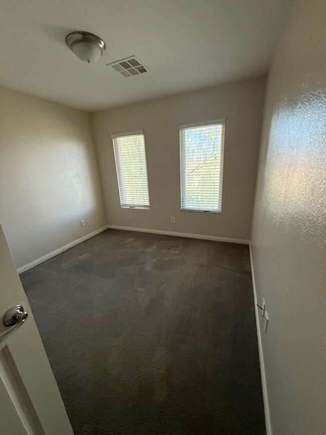 Building Photo - AVAILABLE NOW! Outstanding 3 Story Home!